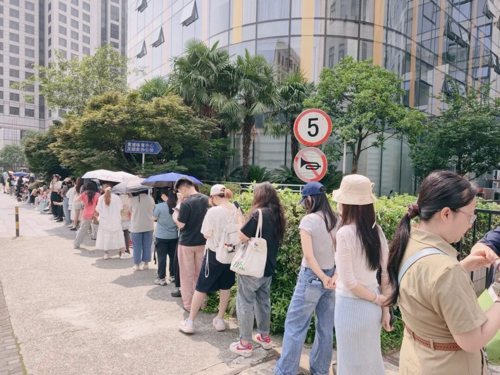 金价还在跌，有商家称“跌掉一辆迈巴赫”！有金店门口却排起百米长队，已全面售罄！业内人士：追金价还在跌，有商家称“跌掉一辆迈巴赫”！有金店门口却排起百米长队，已全面售罄！业内人士：追涨时抢金条，大跌时抢金饰